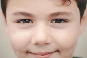 Primer plano del rostro y los ojos de un niño