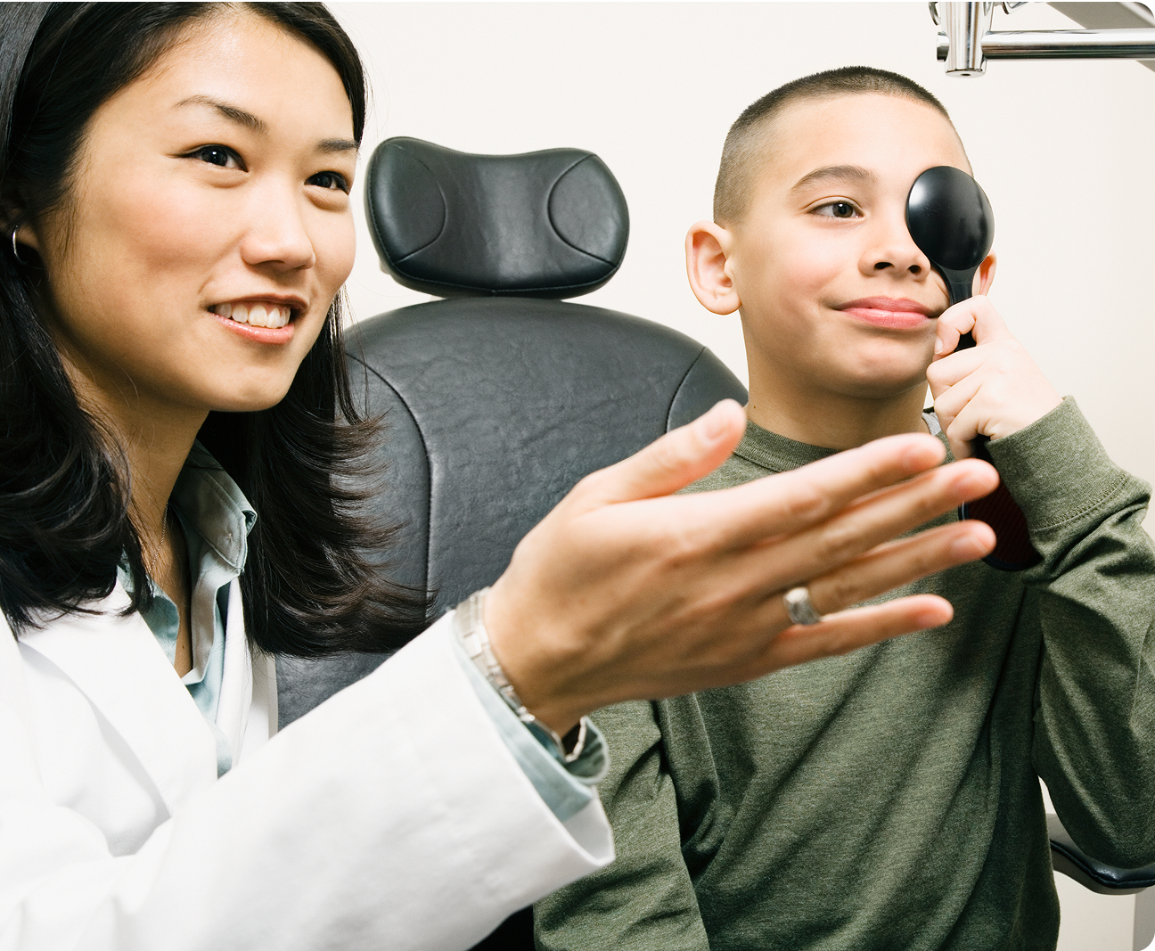Profesional de la visión evaluando la visión de un niño con un oclusor