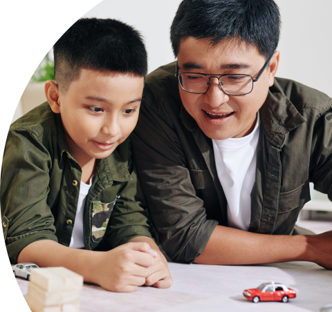 Padre e hijo conversando apoyados en una mesa